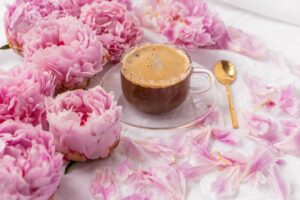 café avec des fleurs